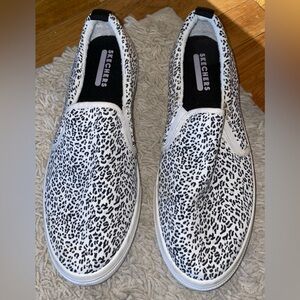 SKETCHERS memory Foam black white slip on sneakers shoes 9.5